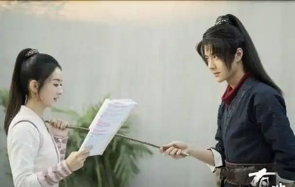 赵丽颖《有翡》杀青,凌晨前上线晒照发文纪念,一句话流露真心