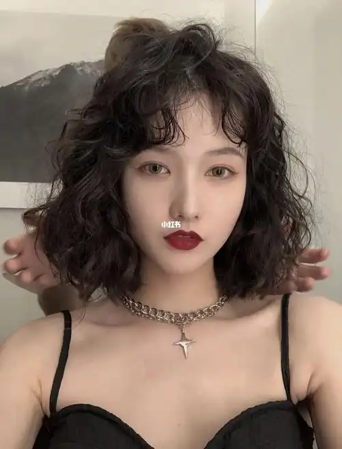 中短发发型法式羊毛卷烫发蛋卷头女生发型推荐圆脸发型短发