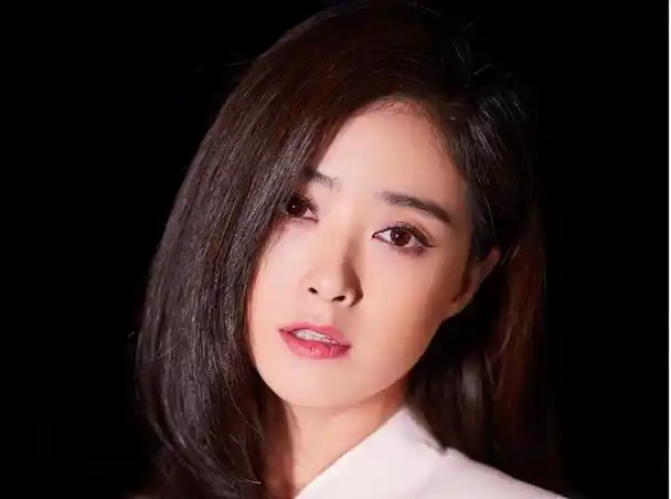 演员蒋欣一直以其出色的演技和清秀的外表备受观众喜爱.