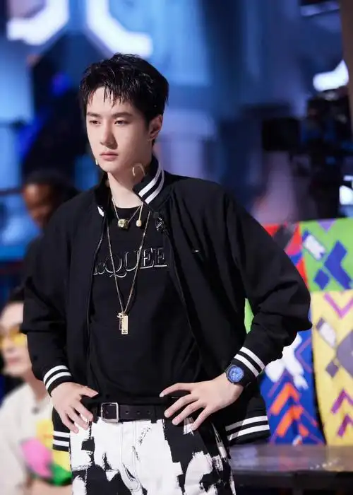 王一博街舞5黑色棒球服造型