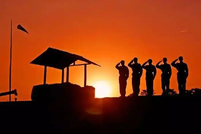 你的平安夜不过是中国军人用鲜血换来的