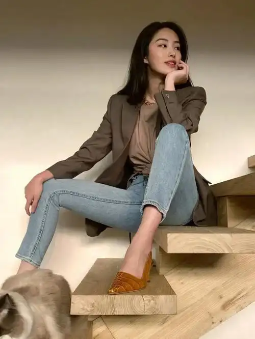 穿牛仔裤时不要再配t恤了学杨采钰这样法式穿搭是有多美