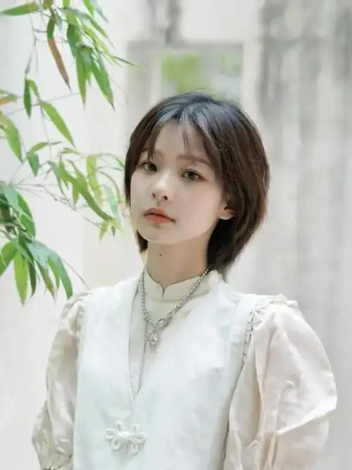 女士短碎发,剪完大不一样,很美很显小|发型|妆容|斜刘海|齐刘海_网易