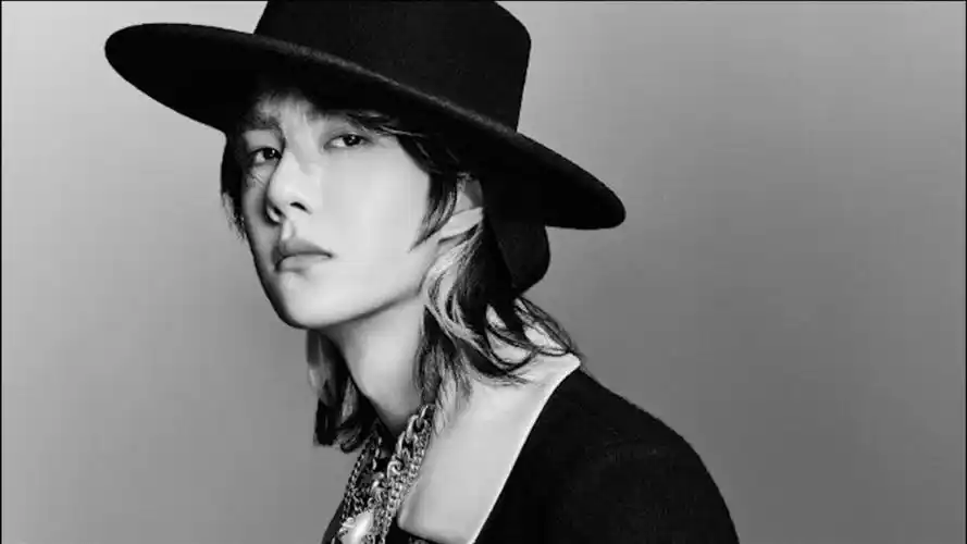 王一博黑白氛围感大片曝光 挑染长发搭配爵士帽精致贵气