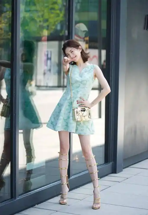 江疏影真是会玩,用过的美颜还拿来敷脚,难怪穿凉鞋这么有女人味_双脚