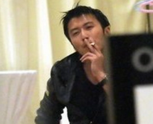 谢霆锋,酷酷的.赌神周润发,这逼装的实在是让人无法复制啊.