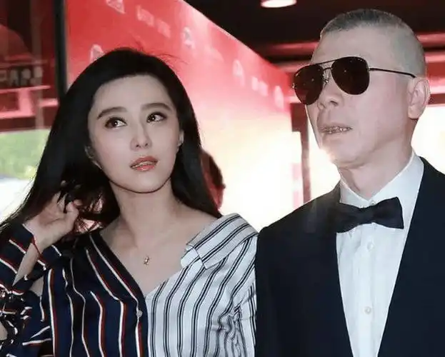 范冰冰毫不避讳拥抱冯小刚,这就是交情!