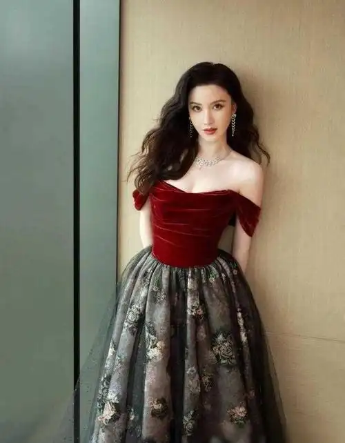 张萌中国内地女模特演员制片人主持人钢琴教师歌手