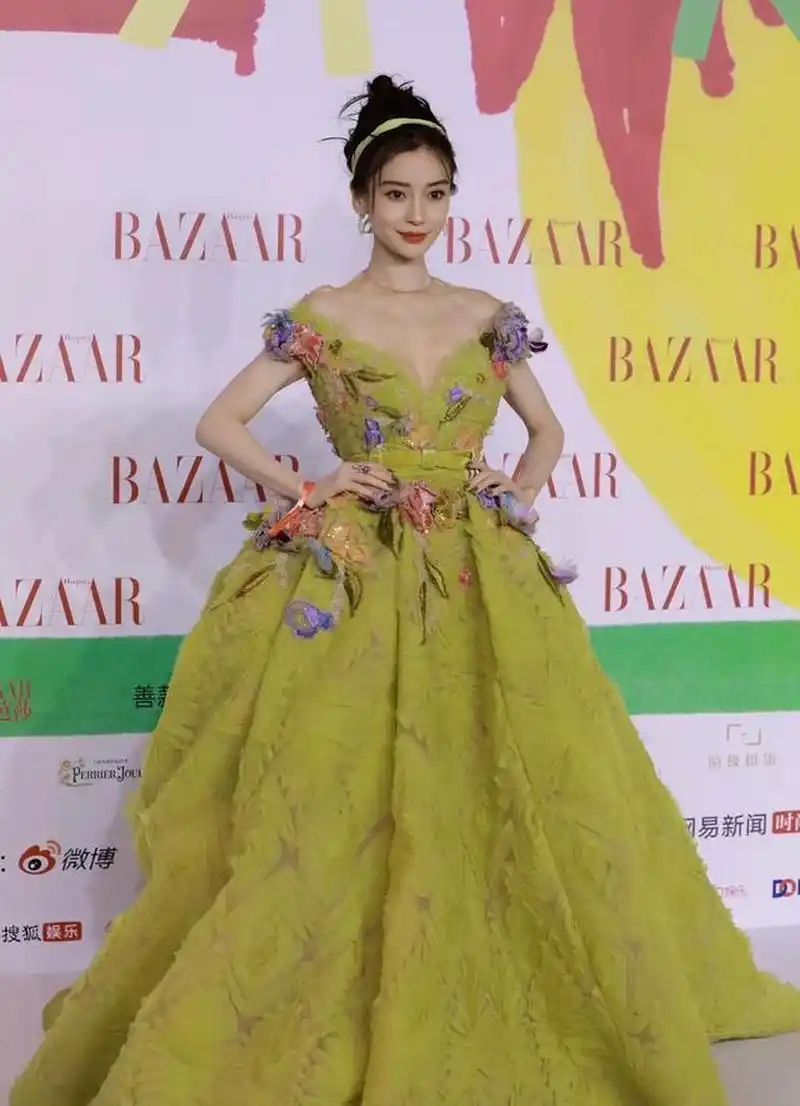 上镜胖十斤,杨颖路人照片看着很瘦,媒体拍出来的却刚刚好