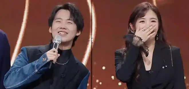 郭麒麟跟张含韵互动频繁7岁差姐弟cp好甜观众直呼在一起