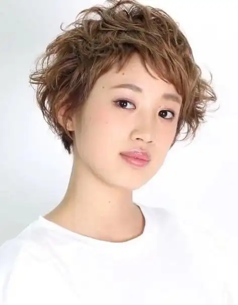 在中,我们了解到日本女生非常喜欢留一种名为姬发式的发型.