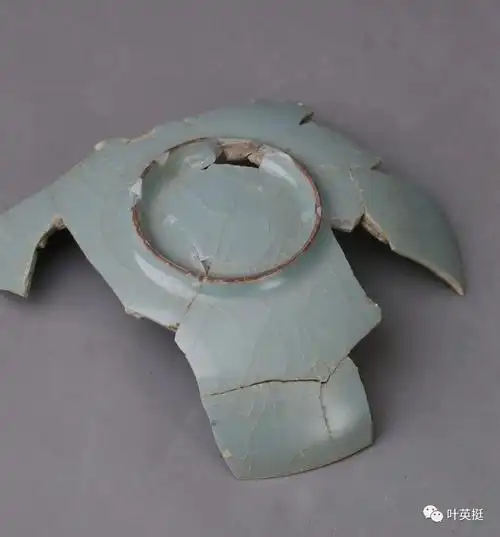 标本,以资参照:以上4图之底与故宫花口碗器底的比较:由于瓷片多为