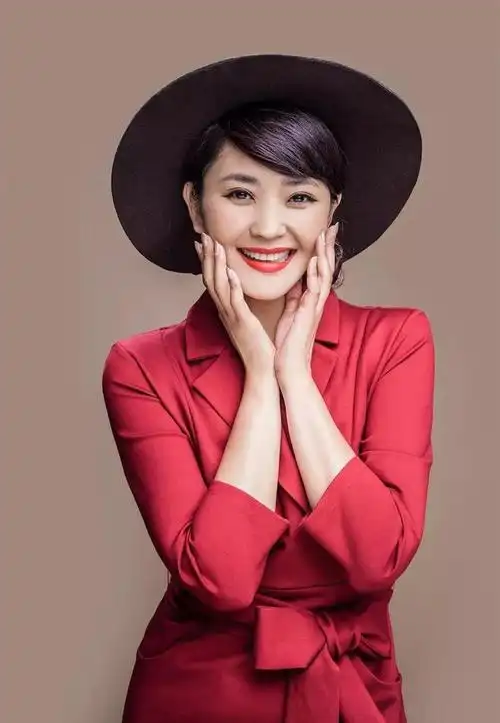 央视主持方琼当志愿者煮水饺送往一线网友这才是明星的榜样