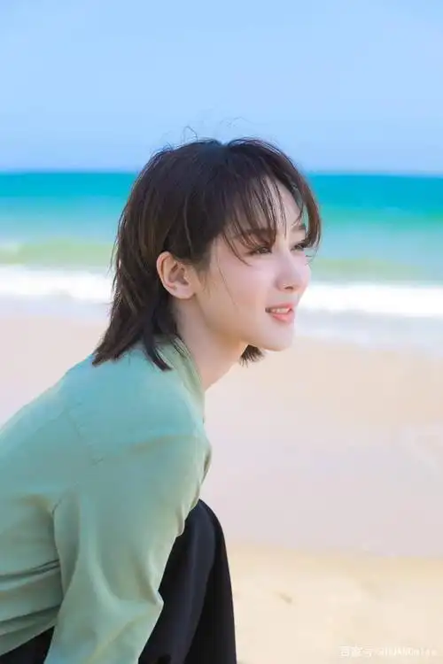 杨紫近日生活照,短发伶俐又可爱!