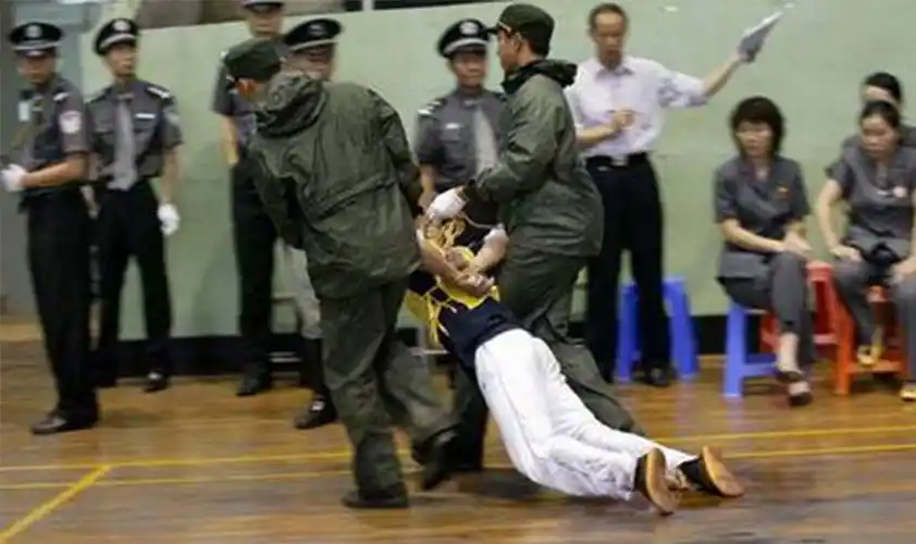 死刑犯枪决现场(死刑犯枪决时,为什么要准备一辆救护车?