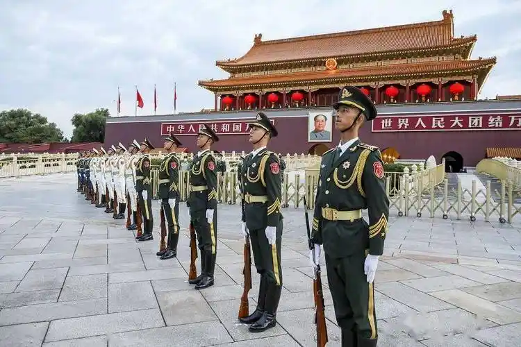 6时10分,"向国旗——敬礼!