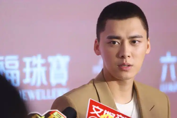 (玄反影/图文 科明/视频)11月30日下午,李易峰已一身西装寸头帅气亮相