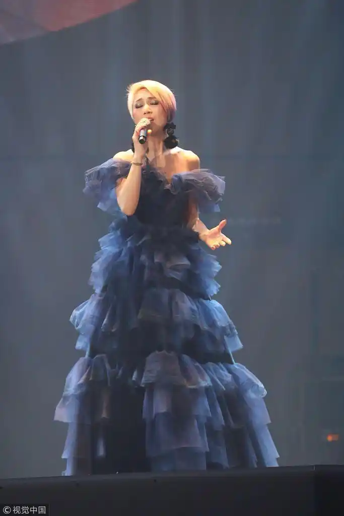 杨千嬅被感动流泪弯腰鞠躬送祝福 获观众开手机电筒大合唱