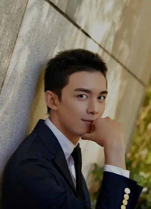 简介:吴磊黑白经典西服俊朗写真图片,分享一组吴磊图片给大家,图中的