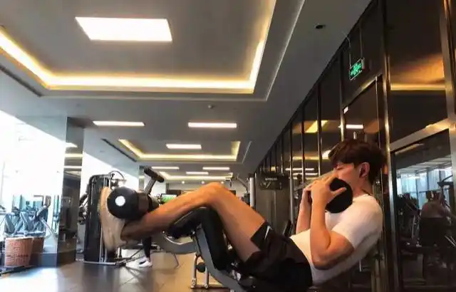 邓伦原来也是个健身狂人阳光男孩多了些肌肉看起来更阳光