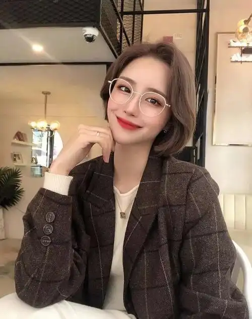 心动的短发至少减龄20岁,短发给人的感觉就是很小清新的活力感,有一种