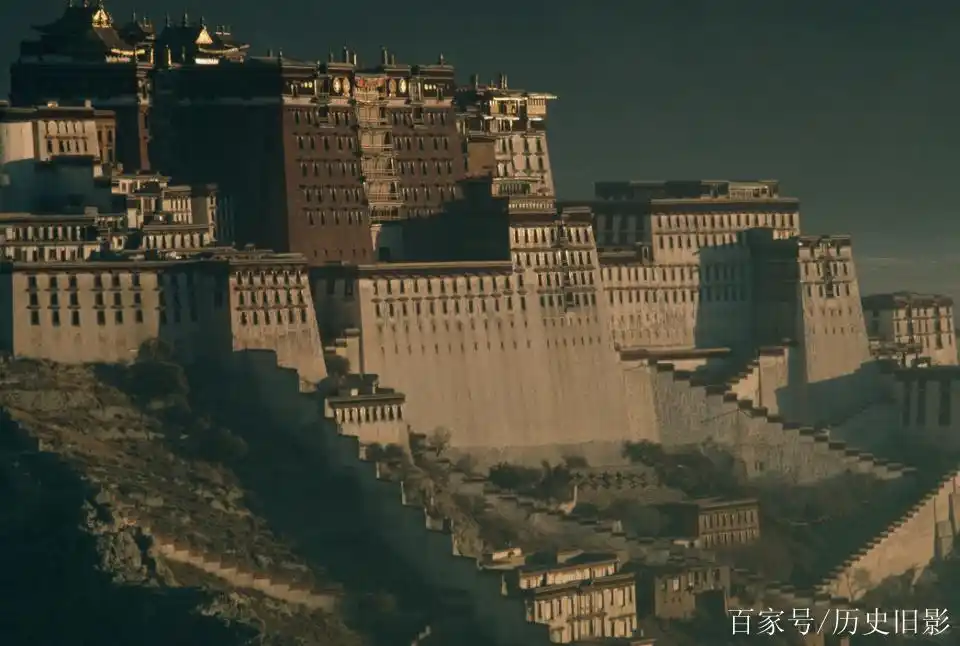 1981年西藏拉萨布达拉宫老照片,一路上可见到虔诚的信徒