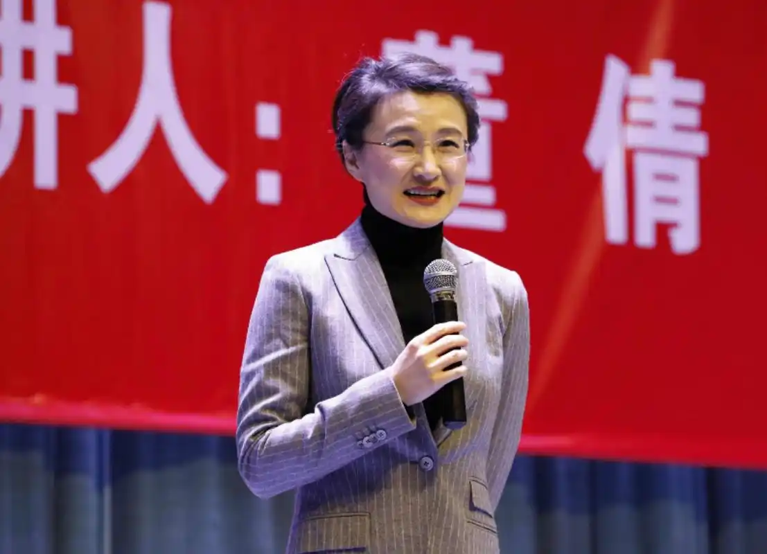 回顾央视主播董倩34岁嫁给王世林婚后生一子幸福背后是辛酸