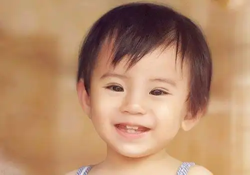 2岁女宝宝短发都该怎么剪 贴心妈妈买了碎发剪做了最乖女童短发_发型