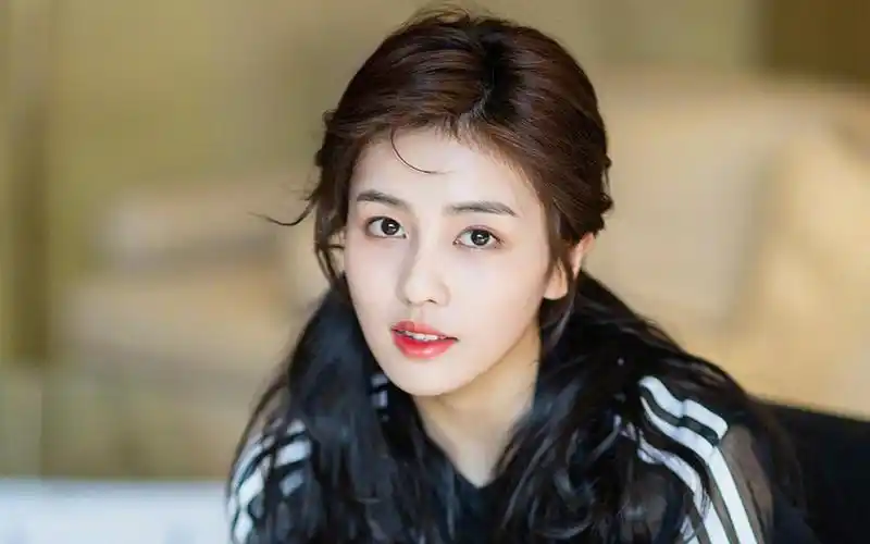 运动少女白鹿-美女壁纸 - 壁纸家