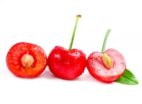 切开的烟台樱桃放在白底上