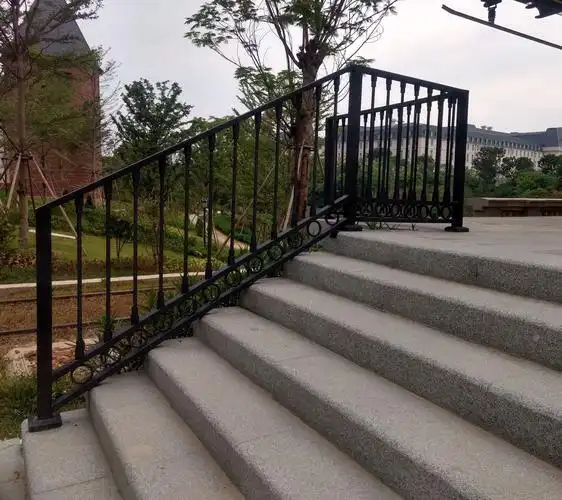 供应松山湖铝艺草坪护栏 电动门铝艺护栏楼梯扶手铝艺工匠品质