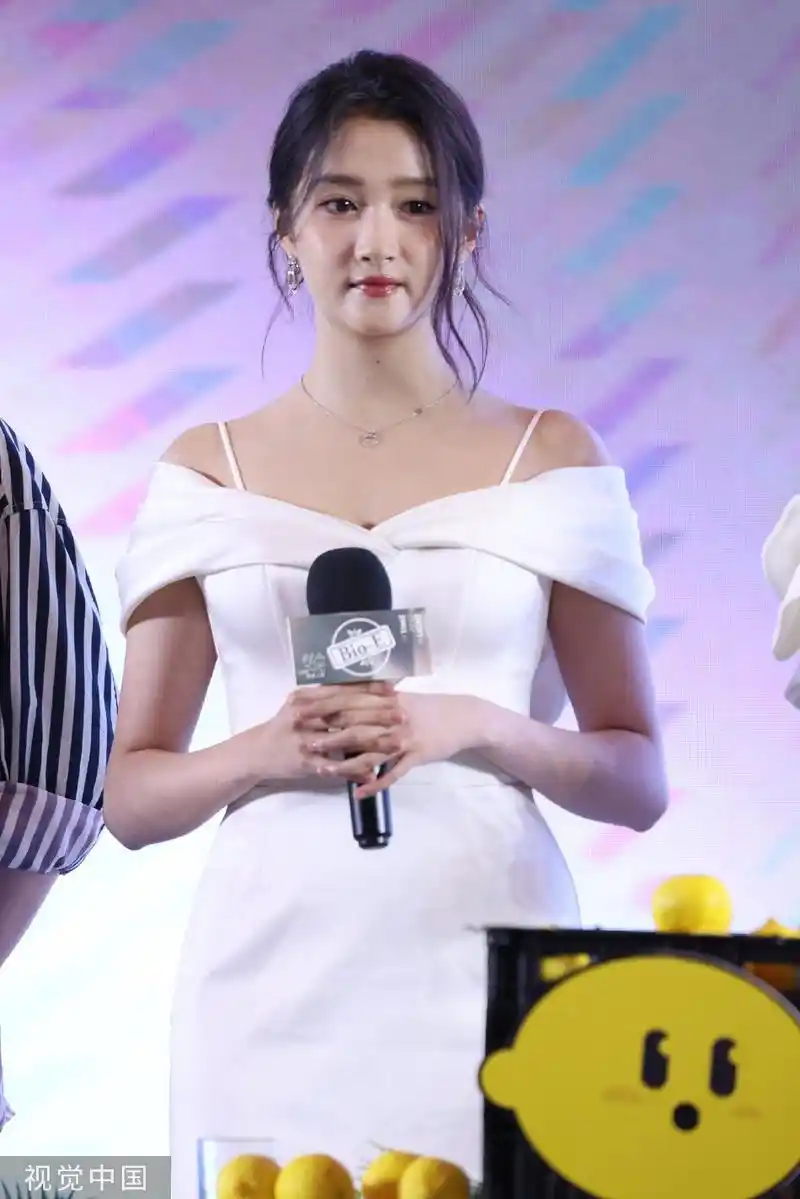 组图:关晓彤活动生图曝光 穿白色一字肩吊带裙身材比例惊人