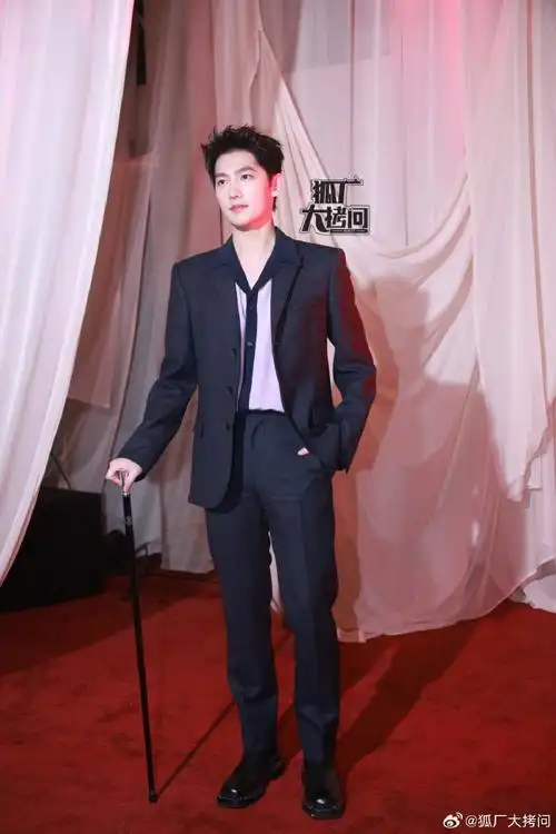 杨洋暗纹西装##杨洋撞色拼接内搭