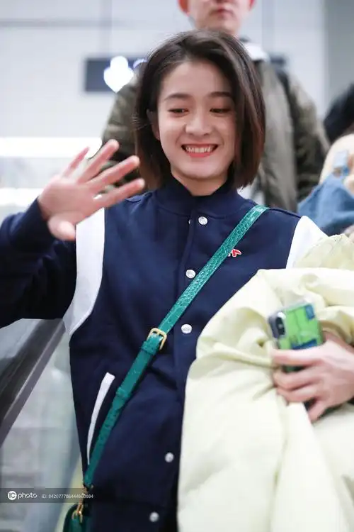 张雪迎现身上海机场皮肤雪白如陶瓷般细腻