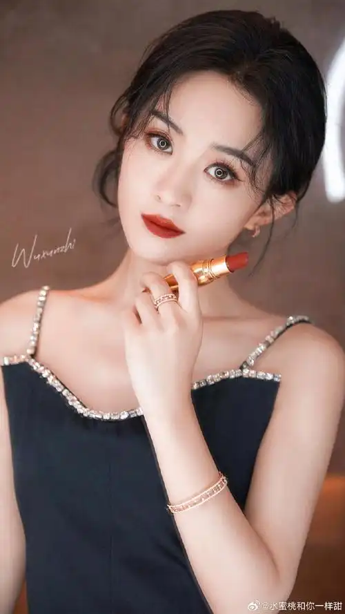 赵丽颖吊带小黑裙##cl路铂廷美妆赵丽颖直播##赵丽颖代言self