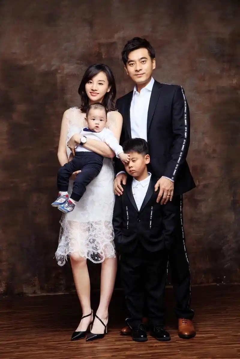 父母气质儒雅,面目慈祥,涵养颇佳,一家其乐融融.