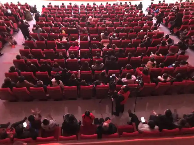 台下观众掌声不断响起…有人大声喊出:好!