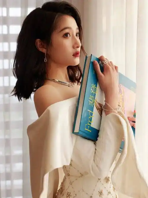 关晓彤剪短发化身知性贵妇穿抹胸蓝裙拍海岛写真满屏的大长腿