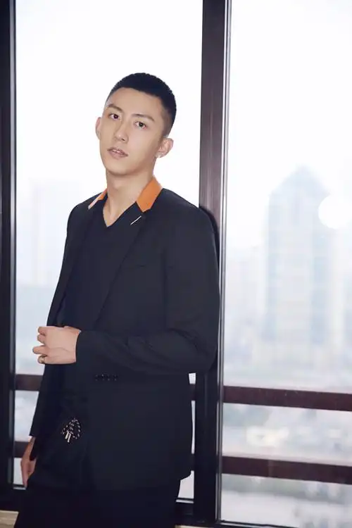 黄景瑜寸头西装帅气写真图片44