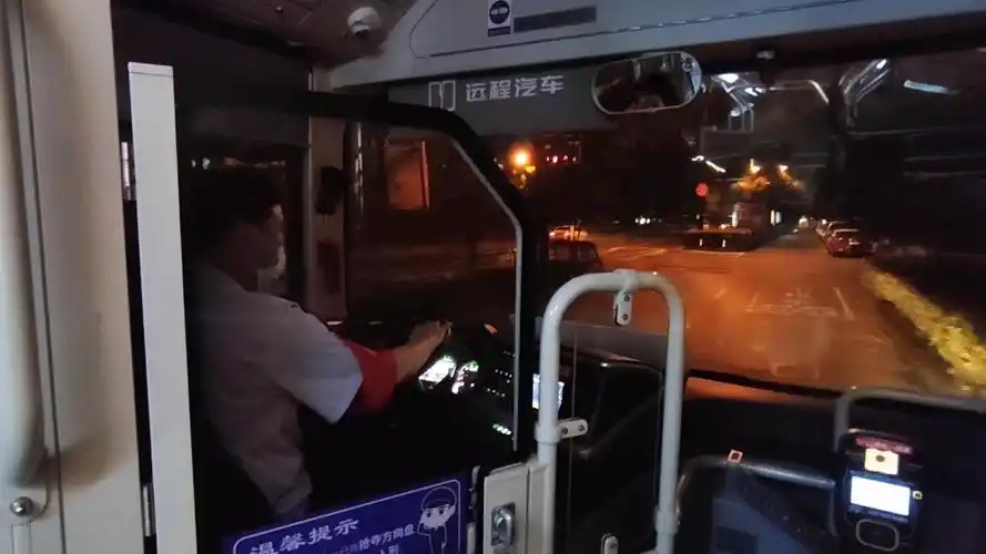 杭州公交汽六分公司8202路驾驶员夜间行车片段