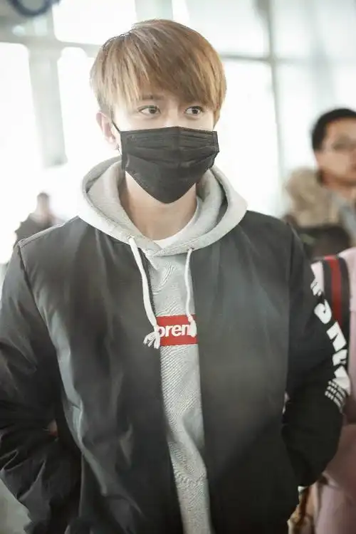 任嘉伦穿黑色外套内搭灰色连帽卫衣现身机场,戴着黑色口罩遮面