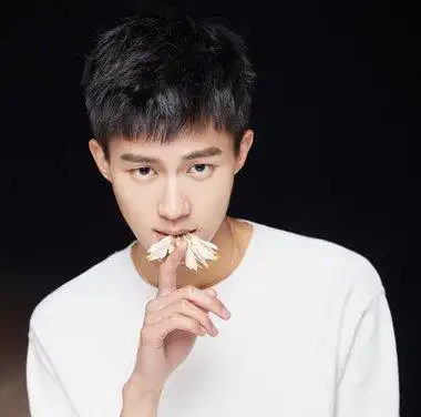 头顶发丝修剪成毛寸造型,清新大方的男生眉上刘海平碎发型很适合夏天