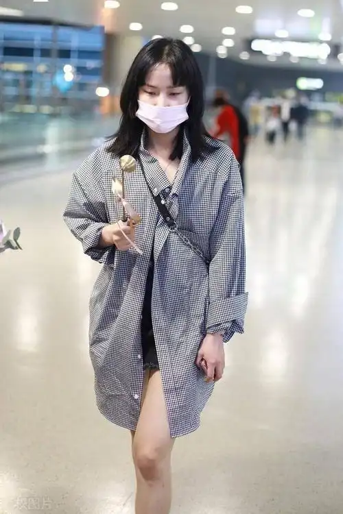 黄龄素颜刘海中分显憔悴,一路手握黄色铃铛仿佛"身份象征"_手机搜狐网