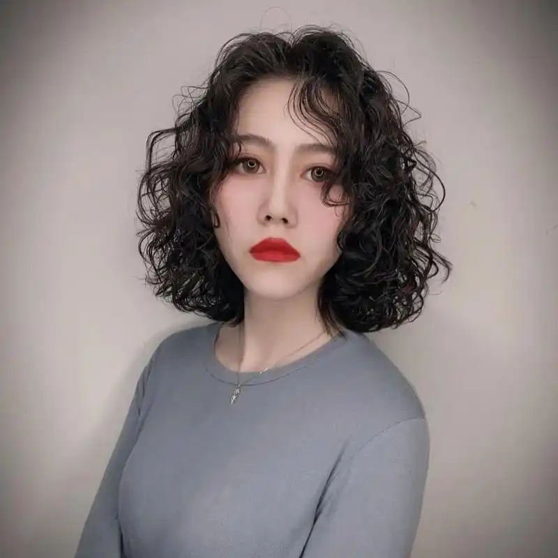 女人过了50岁后别乱烫发!今年流行成熟复古风烫发,减龄又显气质