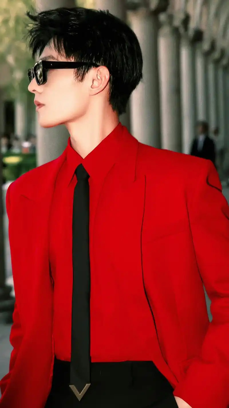 天啊,帅极了,杨洋现身米兰时装秀