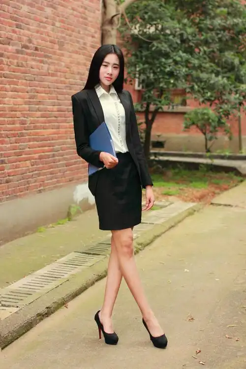 标题:在南校区拍的全身人像照