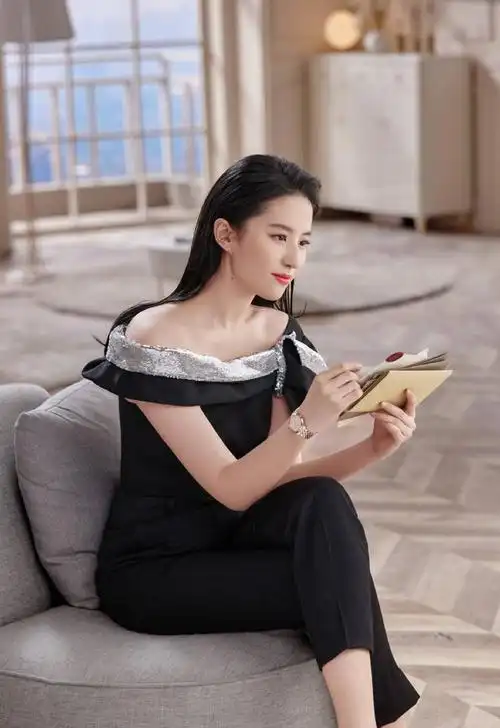 组图:刘亦菲梳大背头气场凌厉 锁骨线条流畅天鹅颈吸睛