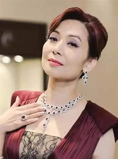 据了解,邝美云已经在内地捐赠57所小学,当记者问具体捐赠情况时,她