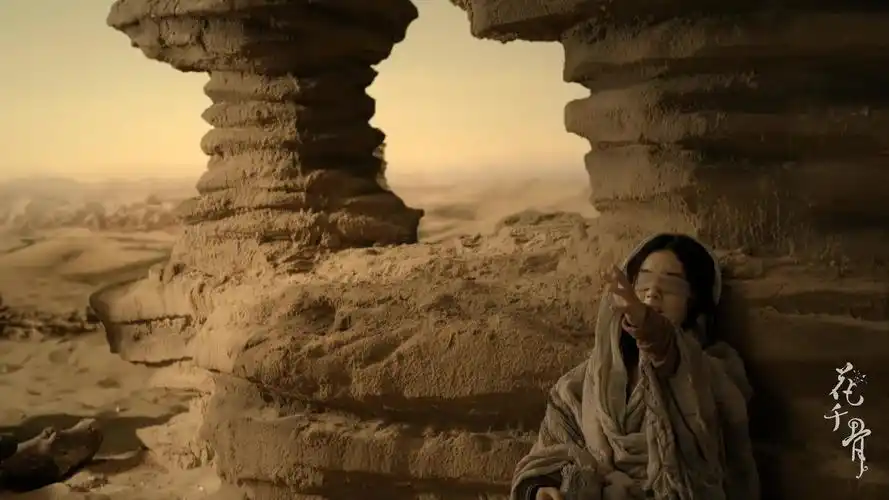 花千骨在蛮荒之地,却回首与师傅的情意,真是残酷!