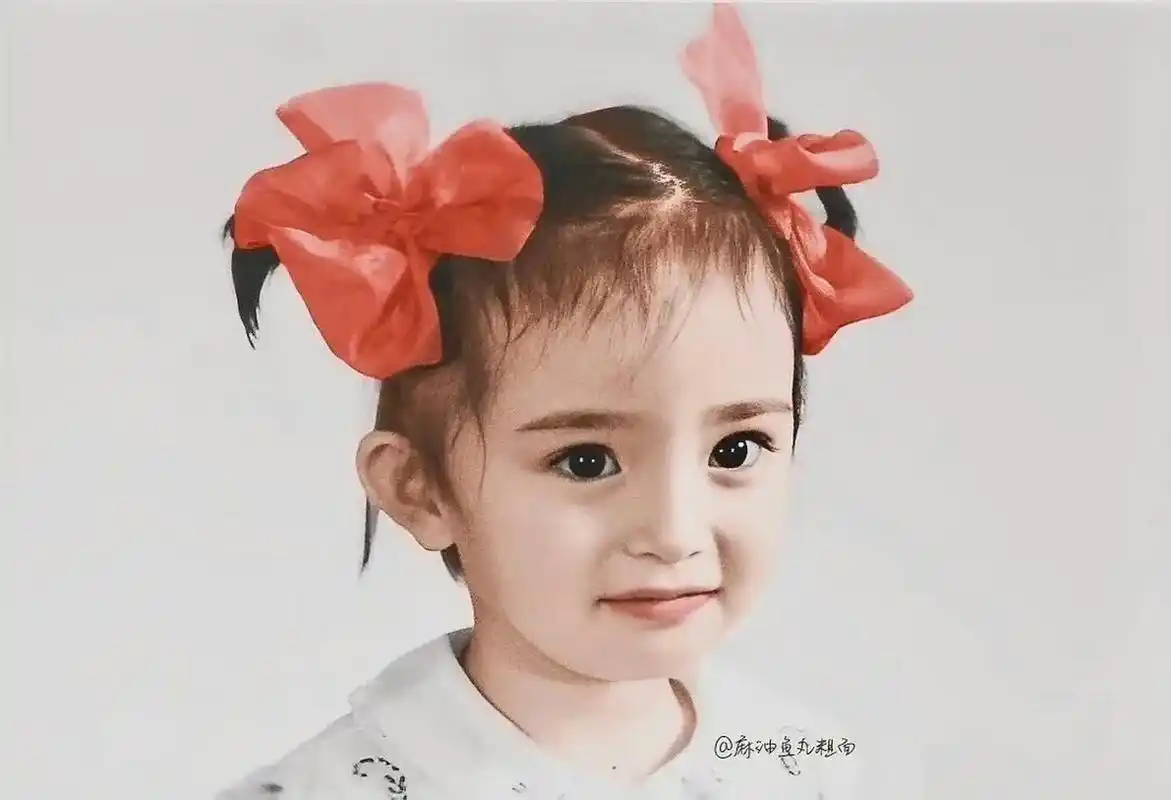 分享一些小小幂,小时候的杨幂太可爱了[嘻嘻]